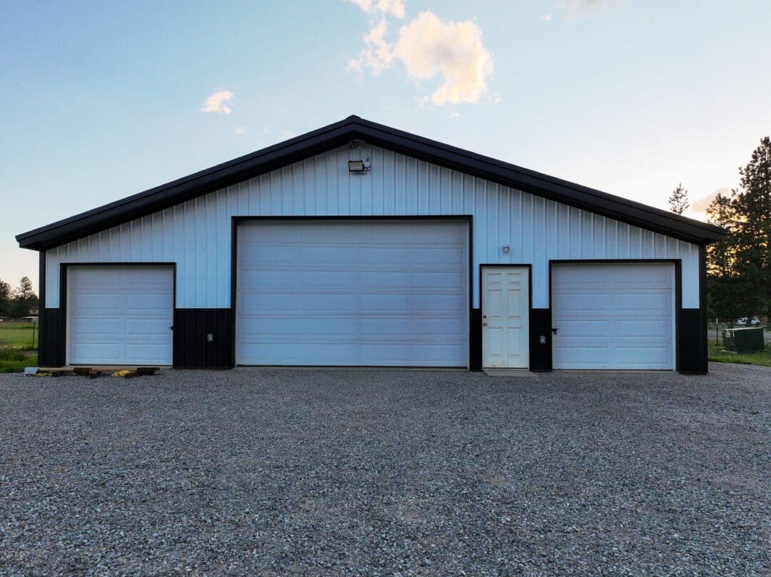 Front view of 24×30 residential pole building with two enclosed lean-tos in Hayden, Idaho