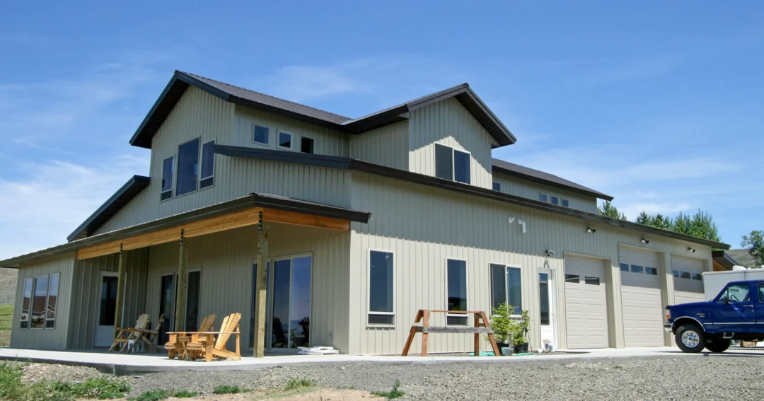 A large metal building barndominium in white